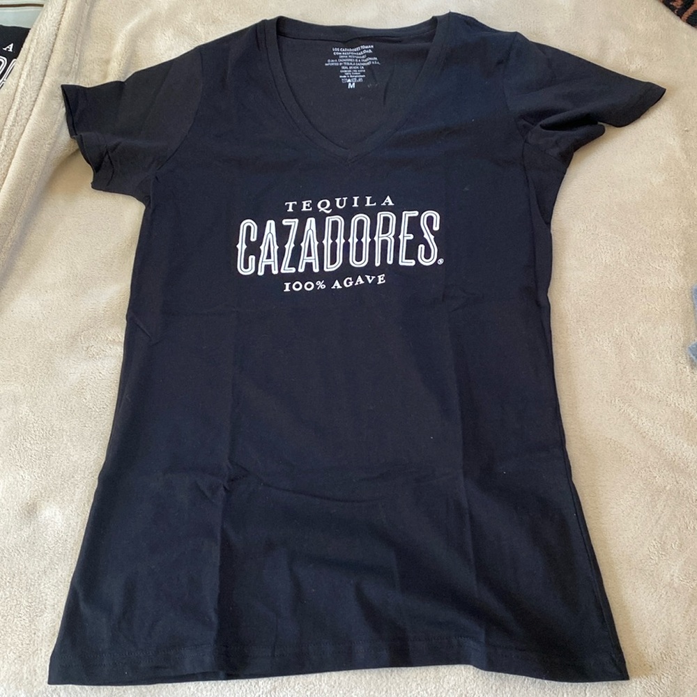 NWOT sz M Cazadores T shirt v-neck 100% cotton in black and white - Picture 1 of 3